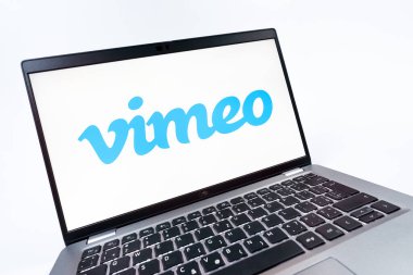Prag, Çek Cumhuriyeti - 08 12 2025: Vimeo logosunu gösteren bir dizüstü bilgisayarın dinamik yakın çekimi. Vimeo, yüksek kaliteli video sunucu ve paylaşımı için bir platformdur.
