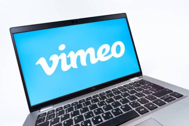 Prag, Çek Cumhuriyeti - 08 12 2025: Vimeo logosunu gösteren bir dizüstü bilgisayarın dinamik yakın çekimi. Vimeo, yüksek kaliteli video sunucu ve paylaşımı için bir platformdur.