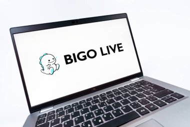 Prag, Çek Cumhuriyeti - 08 12 2025: Bigo Live logosunu gösteren bir dizüstü bilgisayarın dinamik yakın çekimi. Bigo Live canlı yayın ve sosyal etkileşim için bir platformdur.