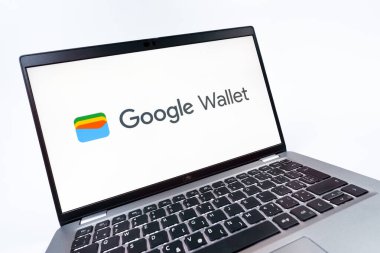 Prag, Çek Cumhuriyeti - 08 12 2025: Google Cüzdan logosunu gösteren dinamik bir yakın plan. Google Cüzdanı dijital ödeme yöntemlerini depolamak ve kullanmak için bir platformdur.