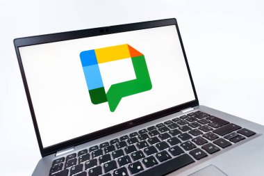 Prag, Çek Cumhuriyeti - 08 12 2025: Google Chat logosunu gösteren dinamik bir yakın plan. Google Chat mesajlaşma ve takım işbirliği için bir platformdur.