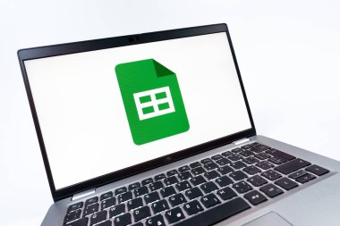 Prag, Çek Cumhuriyeti - 08 12 2025: Google Sheets logosunu gösteren dinamik bir yakın plan. Google Sayfalar tablo oluşturmak ve yönetmek için bir platformdur.