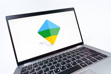 Prag, Çek Cumhuriyeti - 08 12 2025: Google Family Link logosunu gösteren dinamik bir yakın plan. Google Family Link ebeveyn denetimi ve çocuk hesabı yönetimi için bir platformdur.