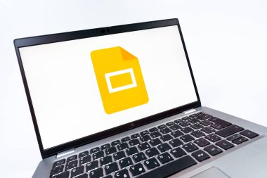Prag, Çek Cumhuriyeti - 08 12 2025: Google Slides logosunu gösteren dinamik bir yakın plan. Google Slides sunumlar ve slayt gösterileri oluşturmak için bir platformdur.