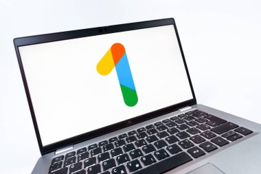 Prag, Çek Cumhuriyeti - 08 12 2025: Google One logosunu gösteren bir dizüstü bilgisayarın dinamik yakın çekimi. Google 1 bulut depolama ve abonelik hizmetleri için bir platformdur.