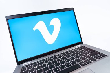 Prag, Çek Cumhuriyeti - 08 12 2025: Vimeo logosunu gösteren bir dizüstü bilgisayarın dinamik yakın çekimi. Vimeo, yüksek kaliteli video sunucu ve paylaşımı için bir platformdur.