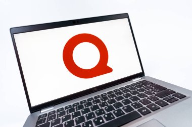 Prag, Çek Cumhuriyeti - 08 12 2025: Quora logosunu gösteren bir dizüstü bilgisayarın dinamik yakın çekimi. Quora soru sormak ve bilgi paylaşmak için bir platformdur..