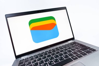 Prag, Çek Cumhuriyeti - 08 12 2025: Google Cüzdan logosunu gösteren dinamik bir yakın plan. Google Cüzdanı dijital ödeme yöntemlerini depolamak ve kullanmak için bir platformdur.