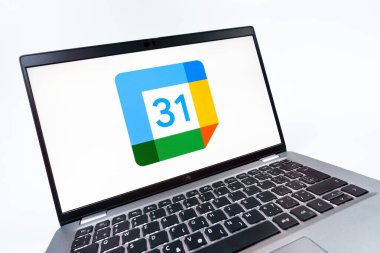 Prag, Çek Cumhuriyeti - 08 12 2025: Google Takvim logosunu gösteren bir dizüstü bilgisayarın dinamik yakın çekimi. Google Takvimi olayları zamanlamak ve yönetmek için bir platformdur.