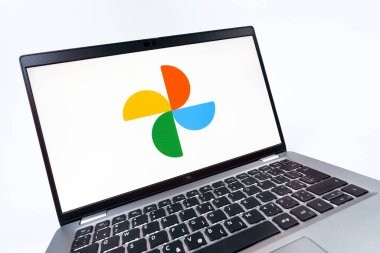 Prag, Çek Cumhuriyeti - 08 12 2025: Google Photos logosunu gösteren dinamik bir yakın plan. Google Fotoğrafları fotoğraf ve videoları saklamak ve düzenlemek için bir platformdur.