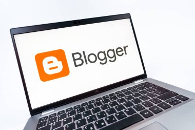 Prag, Çek Cumhuriyeti - 08 12 2025: Blogger logosunu gösteren bir dizüstü bilgisayarın dinamik yakın çekimi. Blogger blog oluşturma ve yayınlama için bir platformdur.