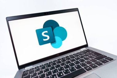 Prag, Çek Cumhuriyeti - 08 12 2025: Microsoft Sharepoint logosunu gösteren dinamik bir yakın plan. Microsoft Sharepoint işbirliği ve belge yönetimi için bir platformdur.