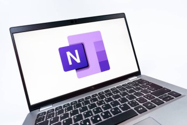Prag, Çek Cumhuriyeti - 08 12 2025: Microsoft OneNote logosunu gösteren bir dizüstü bilgisayarın dinamik yakın çekimi. Microsoft OneNote not almak ve düzenlemek için bir platformdur.