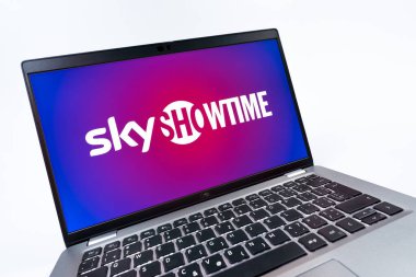 Prag, Çek Cumhuriyeti - 08 12 2025: SkyShowtime logosunu gösteren dinamik bir yakın plan. SkyShowtime, sinema ve televizyon dizileri için bir yayın platformudur..