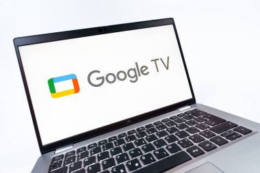 Prag, Çek Cumhuriyeti - 08 12 2025: Google TV logosunu gösteren bir dizüstü bilgisayarın dinamik yakın çekimi. Google TV film, program ve uygulamalar için bir platformdur..