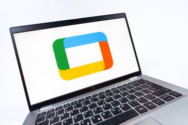 Prag, Çek Cumhuriyeti - 08 12 2025: Google TV logosunu gösteren bir dizüstü bilgisayarın dinamik yakın çekimi. Google TV film, program ve uygulamalar için bir platformdur..