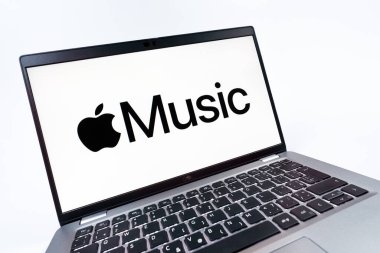 Prag, Çek Cumhuriyeti - 08 12 2025: Apple Music logosunu gösteren bir dizüstü bilgisayarın dinamik yakın çekimi. Apple Music müzik için bir platformdur..
