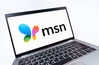 Prag, Çek Cumhuriyeti - 08 12 2025: MSN logosunu gösteren dinamik bir yakın plan. MSN haber, e-posta ve çevrimiçi hizmetler için bir platformdur.