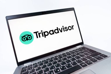 Prag, Çek Cumhuriyeti - 08 12 2025: TripDanışman logosunu gösteren bir dizüstü bilgisayarın dinamik yakın çekimi. Seyahat danışmanı seyahat değerlendirmeleri, rezervasyonlar ve tavsiyeler için bir platformdur..