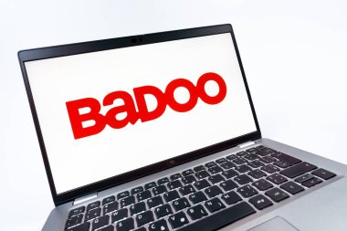 Prag, Çek Cumhuriyeti - 08 12 2025: Badoo logosunu gösteren bir dizüstü bilgisayarın dinamik yakın çekimi. Badoo insanlarla tanışmak ve iletişim kurmak için bir randevu uygulaması..
