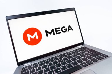 Prag, Çek Cumhuriyeti - 08 12 2025: Mega logosunu gösteren bir dizüstü bilgisayarın dinamik yakın çekimi. Mega şifreli dosya paylaşımı ile bulut depolama platformu.