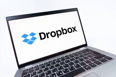 Prag, Çek Cumhuriyeti - 08 12 2025: Dropbox logosunu gösteren bir dizüstü bilgisayarın dinamik yakın çekimi. Dropbox bulut depolama ve dosya paylaşımı için bir platformdur.