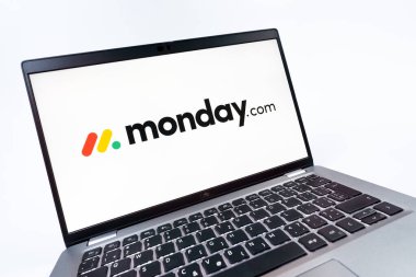 Prag, Çek Cumhuriyeti - 08 12 2025: Monday.com logosunu gösteren bir bilgisayarın dinamik yakın çekimi. Monday.com proje yönetimi ve takım işbirliği için bir platformdur.