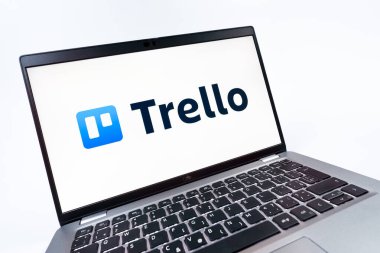 Prag, Çek Cumhuriyeti - 08 12 2025: Trello logosunu gösteren bir dizüstü bilgisayarın dinamik yakın çekimi. Trello, tahta ve görevleri kullanarak proje yönetimi için bir platformdur.