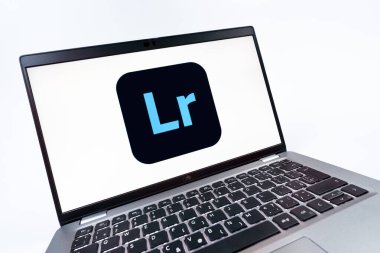 Prag, Çek Cumhuriyeti - 08 12 2025: Lightroom logosunu gösteren dinamik bir yakın plan. Lightroom fotoğraf düzenleme ve yönetim için bir yazılımdır..