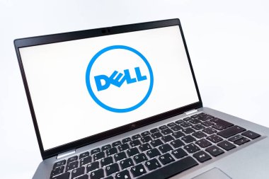 Prag, Çek Cumhuriyeti - 08 12 2025: Dell logosunu gösteren bir dizüstü bilgisayarın dinamik yakın çekimi. Dell bilgisayar ve bilişim çözümleri üreten bir teknoloji şirketidir..