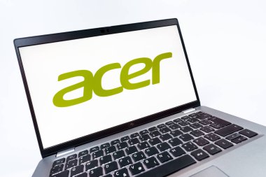 Prag, Çek Cumhuriyeti - 08 12 2025: Acer logosunu gösteren bir dizüstü bilgisayarın dinamik yakın çekimi. Acer bilgisayar ve elektronik üreten bir teknoloji şirketidir..
