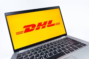 Prag, Çek Cumhuriyeti - 08 12 2025: DHL logosunu gösteren dinamik bir yakın plan. DHL uluslararası nakliye hizmeti sunan bir lojistik şirketidir..