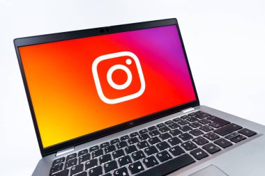 Prag, Çek Cumhuriyeti - 08 12 2025: Instagram logosunu gösteren dinamik bir yakın plan. Instagram fotoğraf ve video paylaşımı için bir sosyal medya platformudur..