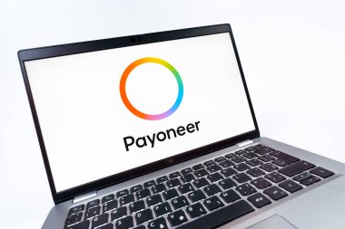 Prag, Çek Cumhuriyeti - 08 12 2025: Payonez logosunu gösteren bir dizüstü bilgisayarın dinamik yakın çekimi. Paeveryone, küresel online ödemeler ve para transferleri için bir platformdur.