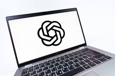 Prag, Çek Cumhuriyeti - 08 12 2025: OpenAI logosunu gösteren dinamik bir yakın plan. OpenAI, yapay zeka modelleri ve uygulamaları geliştiren bir platformdur..