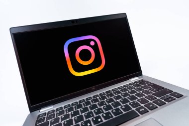 Prag, Çek Cumhuriyeti - 08 12 2025: Instagram logosunu gösteren dinamik bir yakın plan. Instagram fotoğraf ve video paylaşımı için bir sosyal medya platformudur..