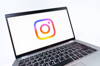 Prag, Çek Cumhuriyeti - 08 12 2025: Instagram logosunu gösteren dinamik bir yakın plan. Instagram fotoğraf ve video paylaşımı için bir sosyal medya platformudur..