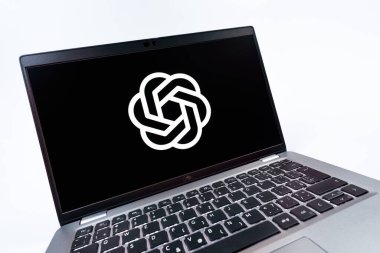 Prag, Çek Cumhuriyeti - 08 12 2025: OpenAI logosunu gösteren dinamik bir yakın plan. OpenAI, yapay zeka modelleri ve uygulamaları geliştiren bir platformdur..