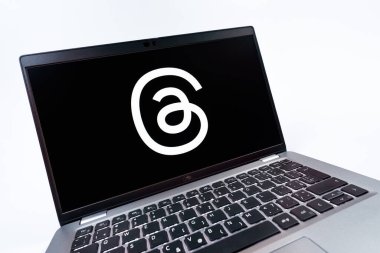 Prag, Çek Cumhuriyeti - 08 12 2025: İplik logosunu gösteren bir dizüstü bilgisayarın dinamik yakın çekimi. Tartışmalar, kısa gönderileri ve güncellemeleri paylaşmak için bir sosyal medya platformudur.