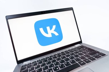 Prag, Çek Cumhuriyeti - 08 12 2025: VK logosunu gösteren bir dizüstü bilgisayarın dinamik yakın çekimi. VK, içeriği bağlamak ve paylaşmak için bir sosyal medya platformudur..