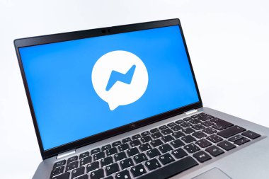 Prag, Çek Cumhuriyeti - 08 12 2025: Haberci logosunu gösteren dinamik bir yakın plan. Haberci Facebook 'ta mesajlaşma ve sohbet için bir platformdur.