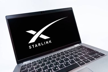 Prag, Çek Cumhuriyeti - 08 12 2025: Starlink logosunu gösteren bir dizüstü bilgisayarın dinamik yakın çekimi. Starlink küresel bağlantı sağlayan bir uydu internet hizmetidir.
