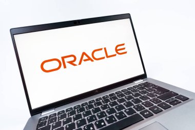 Prag, Çek Cumhuriyeti - 08 12 2025: Kahin logosunu gösteren bir dizüstü bilgisayarın dinamik yakın çekimi. Kahin, veritabanı yazılımı ve bulut çözümleri sağlayan bir şirkettir..