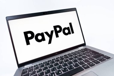 Prag, Çek Cumhuriyeti - 08 12 2025: PayPal logosunu gösteren dinamik bir yakın plan. PayPal çevrimiçi ödemeler ve para transferleri için bir platformdur.