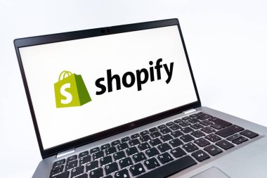 Prag, Çek Cumhuriyeti - 08 12 2025: Shopify logosunu gösteren dinamik bir yakın plan. Shopify çevrimiçi mağazalar oluşturmak ve yönetmek için bir platformdur.