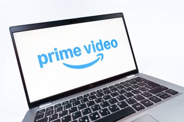 Prag, Çek Cumhuriyeti - 08 12 2025: Prime video logosunu gösteren bir dizüstü bilgisayarın dinamik yakın çekimi. Asal video, filmler ve TV programları için bir yayın platformudur..