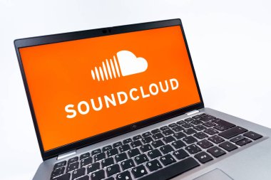 Prag, Çek Cumhuriyeti - 08 12 2025: SoundCloud logosunu gösteren dinamik bir yakın plan. SoundCloud müzik paylaşımı ve yayını için bir platformdur..