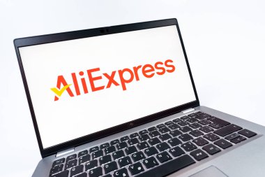 Prag, Çek Cumhuriyeti - 08 12 2025: AliExpress logosunu gösteren dinamik bir yakın plan. AliExpress, küresel çapta bir alışveriş ürünleri çevrimiçi pazarıdır..