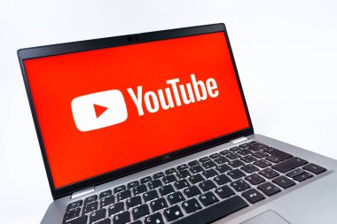 Prag, Çek Cumhuriyeti - 08 12 2025: Youtube logosunu gösteren bir bilgisayarın dinamik yakın çekimi. Youtube dünya çapında videoları izlemek ve paylaşmak için bir platform.