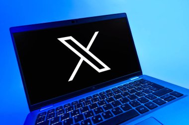Prag, Çek Cumhuriyeti - 08 12 2025: X logosunu gösteren bir dizüstü bilgisayarın dinamik yakın çekimi. X, kısa gönderileri ve güncellemeleri paylaşmak için bir platformdur.